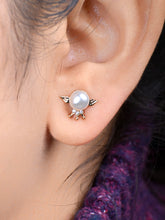 Pearl With Crown Studs